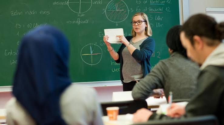 <p>Unterricht geben = unterrichten </p>
