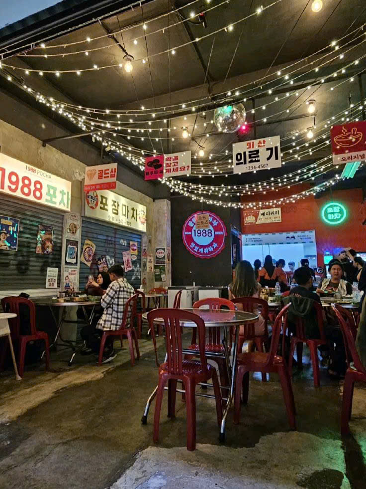 <p>Ăn ngoài / Ăn tiệm.</p><p>Let's <strong>eat out</strong> tonight! (Tối nay đi ăn tiệm đi mày!)</p>