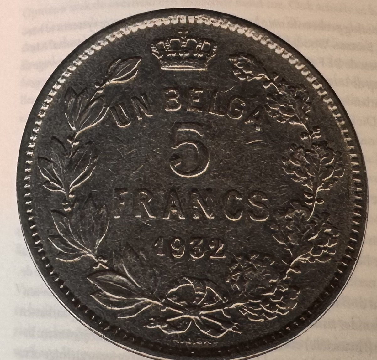 <p>Wat was het achterliggende politieke doel van de regering-Jaspar toen zij in 1926 de munt met de dubbele naam 'Belga' (zoals zichtbaar op de 5 frank-munt uit 1932) introduceerde?</p>