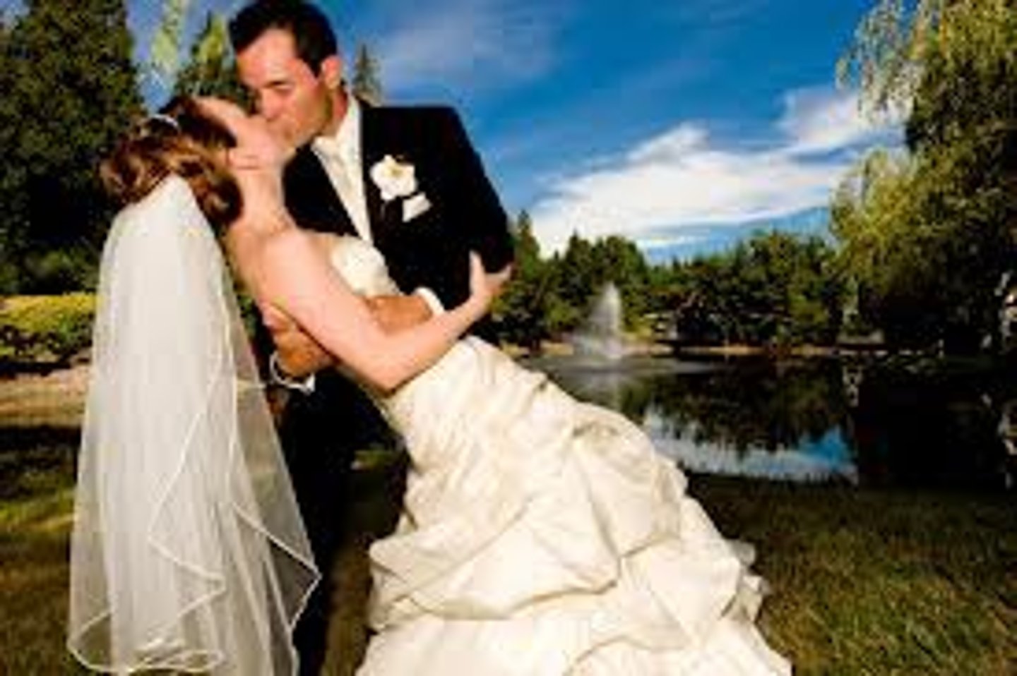 <p>Boda*</p>