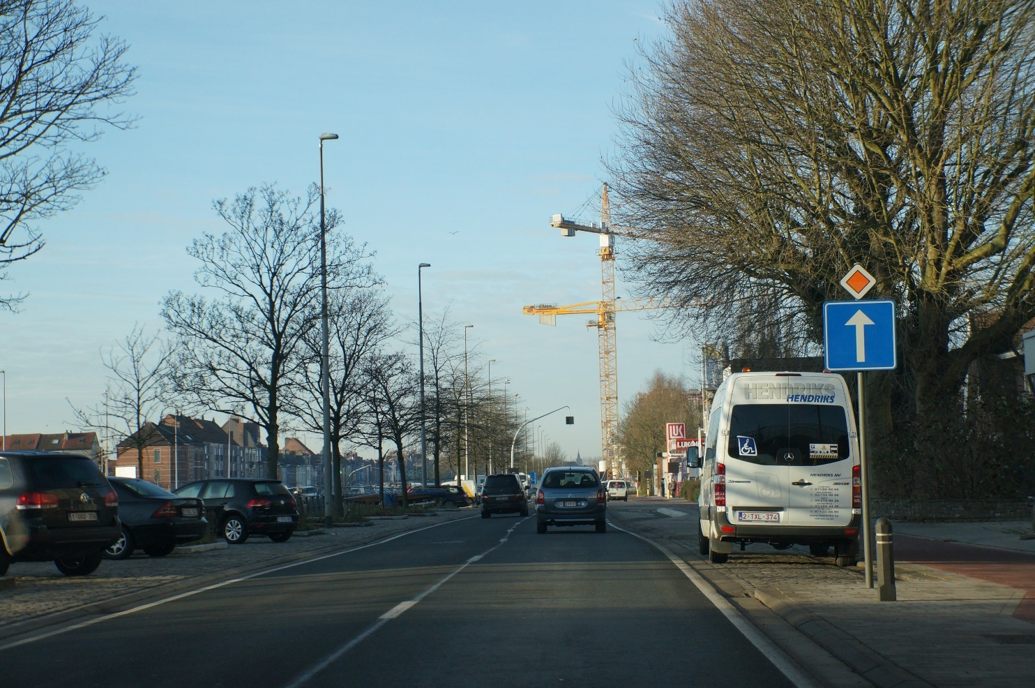 <p>Je wil aan het volgende kruispunt links afslaan. Mag je links op de rijbaan rijden?</p>