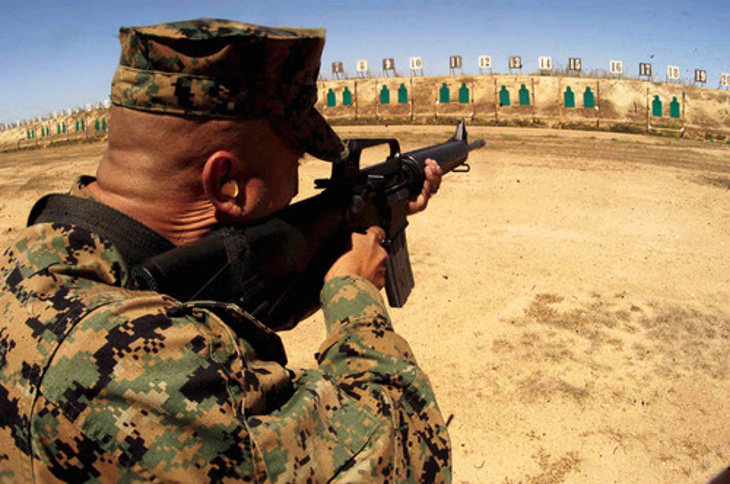 <p>(military English) vào tầm bắn Ví dụ: The soldiers came within firing range.</p>
