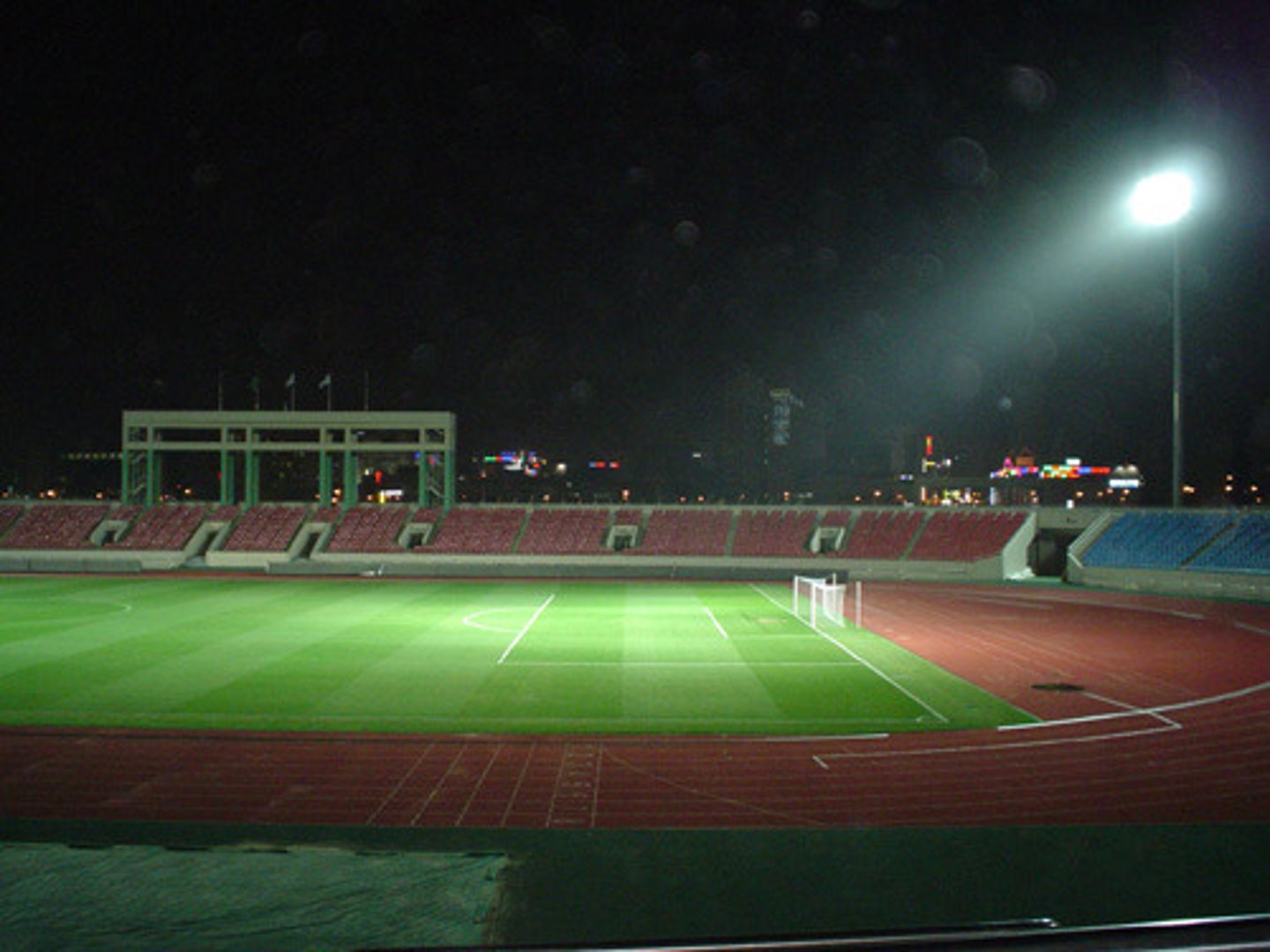 <p>playground (move+move+large place)</p>