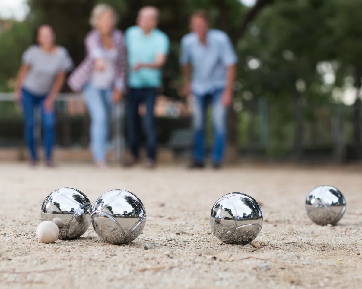 <p><span style="background-color: transparent;">het petanquespel</span></p>