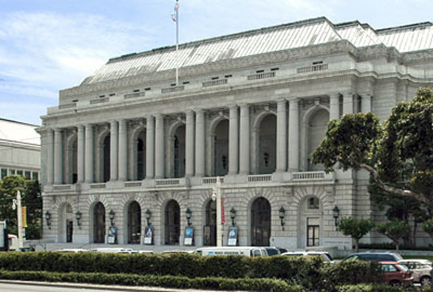 <p>This style was taught from 1830s to the end of the 19th century in Paris. It strongly influenced architecture in the United States. Beaux arts architecture drew from Greek and Roman styling and included arched and pedimented doors, arched windows, flat roofs, columns, and symmetry. Also include sculptural details as well as classical details such pilasters, garlands, and balustrades. Interiors often have grand stairways and marble floors, with arched doorways and large rooms.</p><p>这种风格从 1830 年代到 19 世纪末在巴黎被传授, 它强烈影响了美国的建筑。 美术建筑借鉴了希腊和罗马的风格,包括拱形和山形门、拱形窗户、平屋顶、柱子和对称性。 还包括雕塑细节以及壁柱、花环和栏杆等经典细节。 室内通常有宏伟的楼梯和大理石地板,拱形门口和大房间。</p>