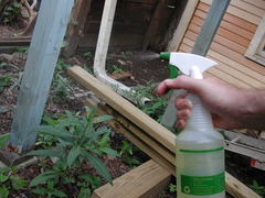 <p>US: /ˈspreɪ.ɚ/UK: /ˈspreɪ.ər/ Example: Fill the plastic _____ with water to mist the plants. A device used to spray liquid in fine drops. Bình phun / Đầu xịt Bình hoặc đầu xịt dung dịch thành dạng sương.</p>