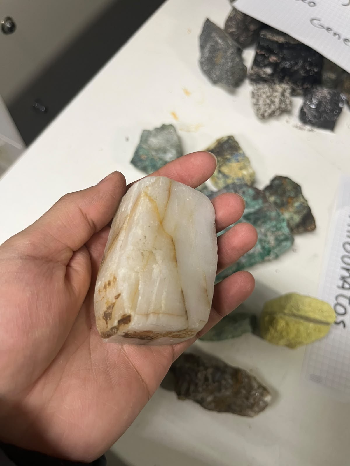 <p>Caco3</p><p>brillo:vítreo</p><p>dureza:3</p><p>hábito: prismático</p><p>sistema cristalino: trigonal</p><p></p>