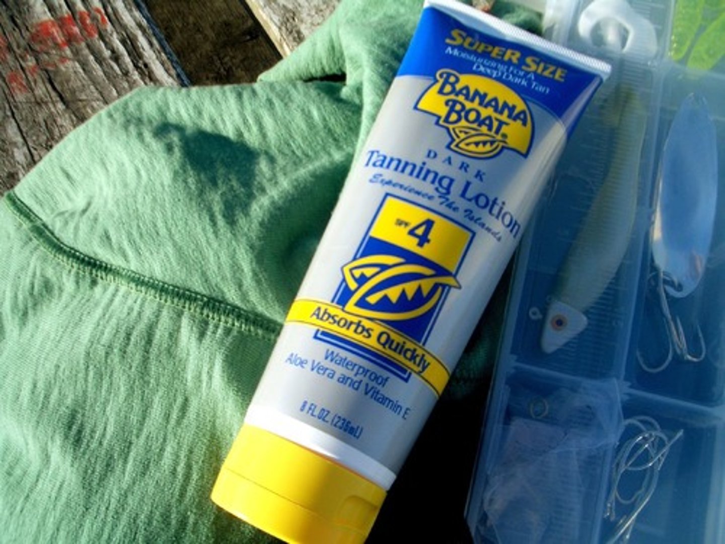 <p>de la crème solaire, de la lotion solaire (4x)</p>