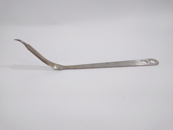 <p>Long retractor with a deep hooked J tip for deep hip exposure (Land).</p>