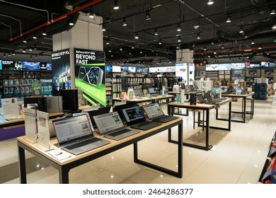 <p>electronics store</p><p class="is-empty is-editor-empty has-focus">/ɪˌlekˈtrɒnɪks stɔː/</p>
