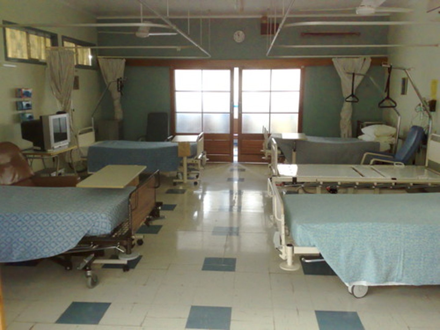 <p>hospital, the hospitals</p>