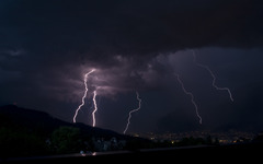 <p>(n, v) Tiếng ầm ầm, ầm ĩ từ xa (sấm sét xa, xe cộ xa). Ví dụ: We heard the distant rumble of thunder.</p>
