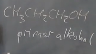 <p>hvad sker der ved oxidation af en primær alkohol med et mildt reagens? brug eksemplet</p>