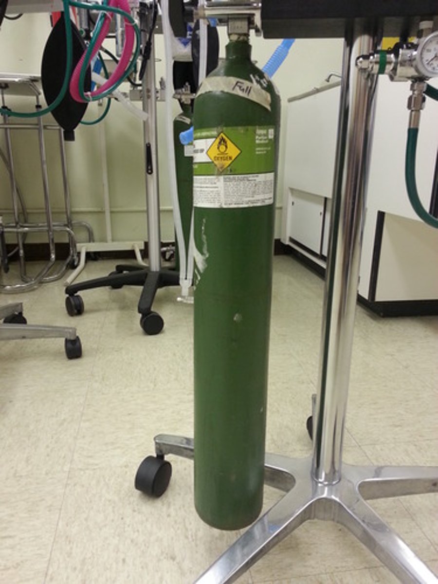 <p>Green, 2-5 pin index, stamped oxygen on the tank</p>