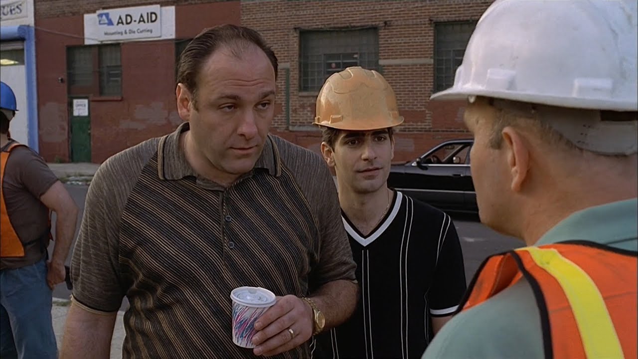 <p>construction worker; Christopher Moltisanti no es un albañil real.</p>