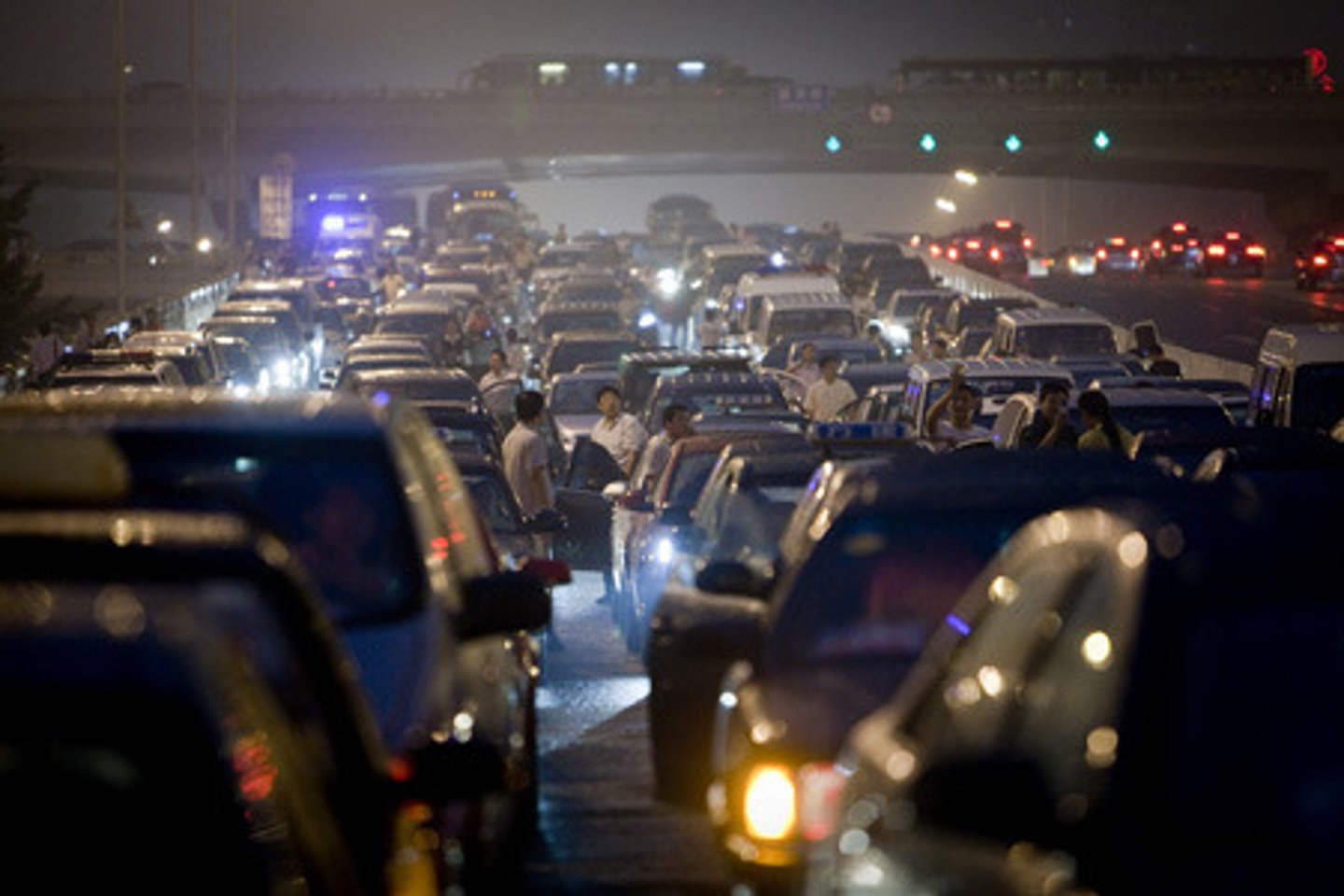 <p>(transport English) giao thông di chuyển chậm Ví dụ: We got stuck in slow-moving traffic.</p>