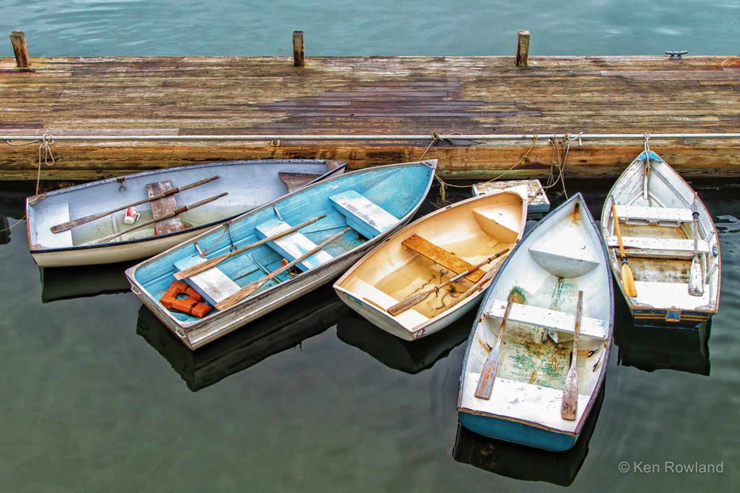 <p>a shallow, flat-bottomed open boat with sharp bow and square stern.</p>