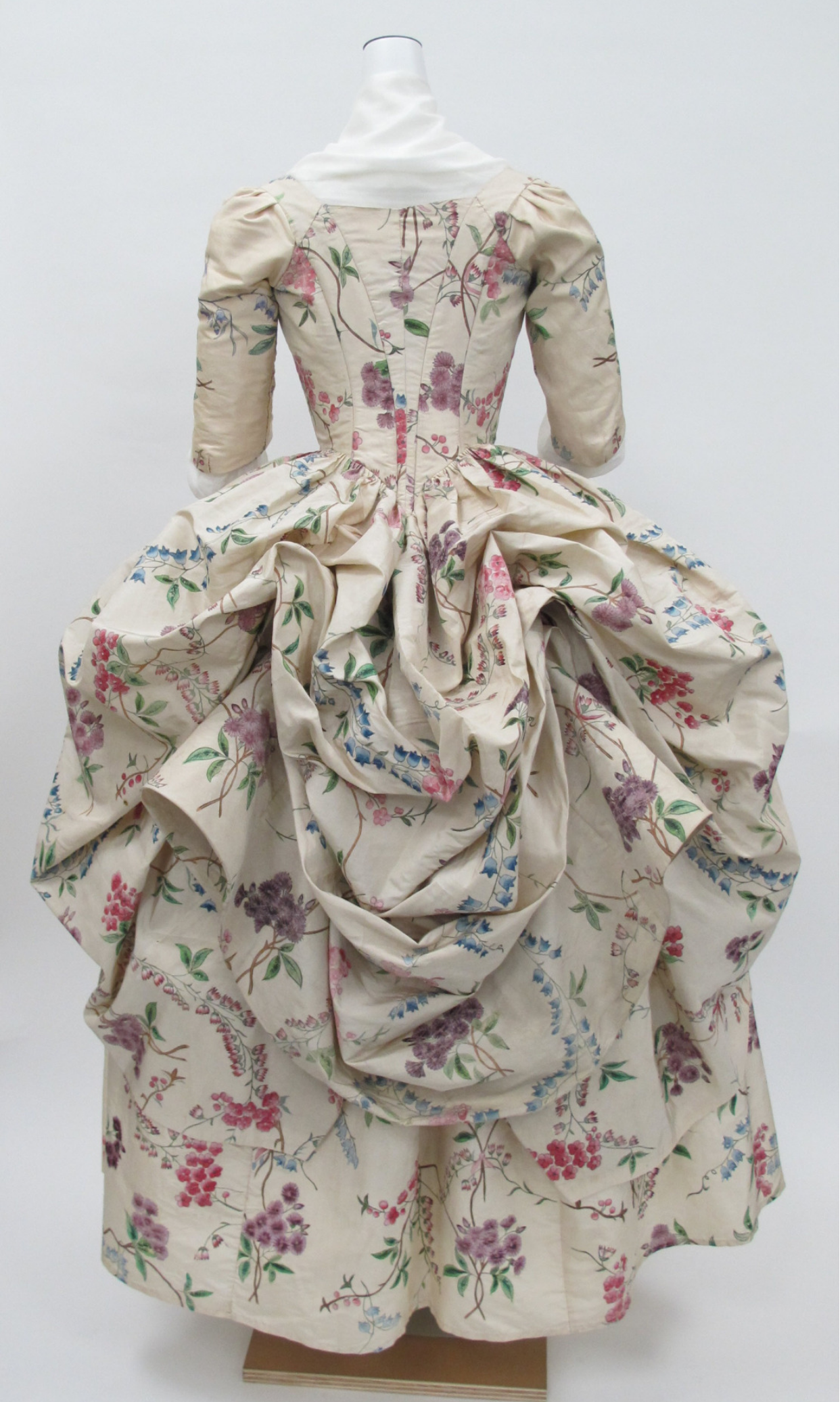 <p>Robe à la polonaise</p><p>Indossata alla fine del XVIII secolo, la robe à la polonaise fu di moda negli anni Settanta del Settecento. La pesantezza del tessuto della sopravveste veniva divisa in tre parti sollevate da nastri che rendevano la gonna sbuffante</p>