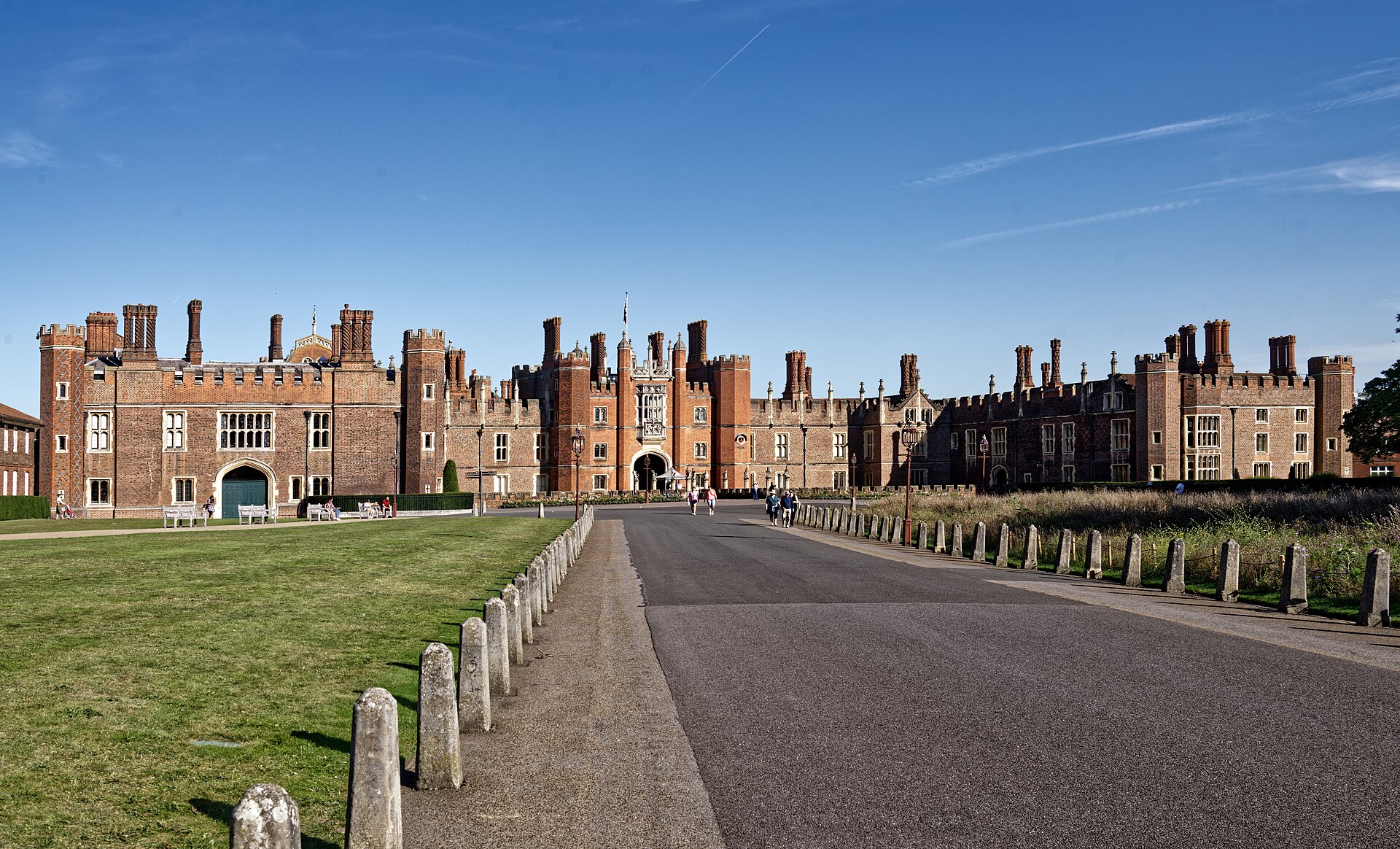 <ul><li><p>Home built by Thomas Wolsey for King Henry VIII of England</p><ul><li><p>Wolsey had built it to try and save his own life as he fell out of favor with the king</p></li></ul></li><li><p>Unlike many French castles, it never saw the scene of battle</p></li><li><p>Its namesake conference took place here, which led to the publication of the King James Version of the Holy Bible </p></li></ul><p></p>