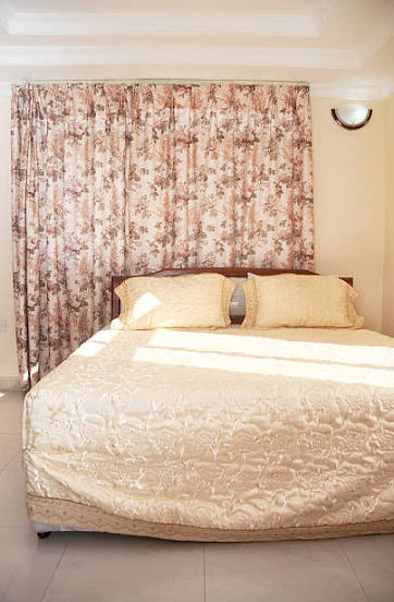 <p>The curtain</p><p>The curtain were ugly </p><p></p>