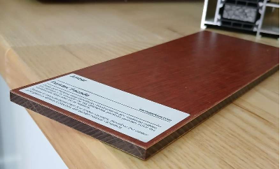 <ul><li><p><strong>HPL (High Pressure Laminate)</strong></p><ul><li><p><em>Recunoaștere:</em> Vizual e o foaie subțire, tare ca un plastic. Dacă e o placă mai groasă, <strong>miezul este maro închis/negru</strong> (foi de hârtie kraft), iar fețele sunt colorate. E imposibil de zgâriat ușor cu cheia.</p></li><li><p><em>Utilizare:</em> Blaturi de bucătărie superioare, pereți de toalete în mall-uri.</p></li></ul></li></ul><p></p>