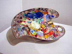 <p>bảng pha màu - nơi trộn màu vẽ (Example: She mixed colors on the palette. - Cô ấy pha màu trên bảng màu.)</p>
