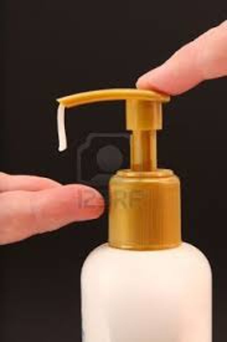 <p>kem dưỡng da Apply some moisturizing ___________ to protect your skin from drying out.</p>