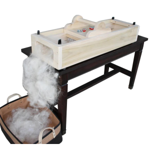 <p>a type of picker to clean fleece that slides teeth over each other in a parallel fashion</p>