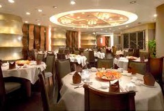 <p>a dining establishment /ə ˈdaɪnɪŋ ɪˈstæblɪʃmənt/ n phr a place where people eat, like a restaurant</p>