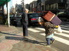 <p>(adj) /ˈkʌm.bə.səm/ - cồng kềnh, nặng nề, khó mang vác. Ex: Cumbersome equipment is hard to carry. (Thiết bị cồng kềnh rất khó mang vác.)</p>