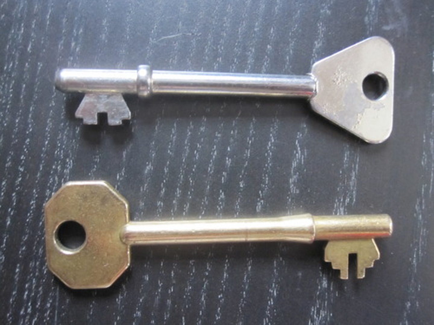 <p>llave o tarjeta magnética</p>
