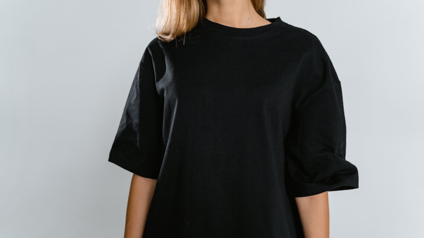 <p>a piece of cotton clothing for the top part of the body with short sleeves</p>