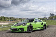 <p>автомобіль</p><p>저는 자동차가 있어요. = I have a car.</p><p>자동차를 운전해요. = I drive a car.</p><p>새 자동차를 샀어요. = I bought a new car.</p>