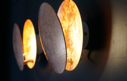 <p>Het dimmen van licht op een mechanische manier.</p>