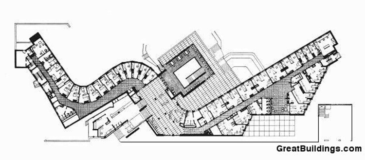 <p>Resuelve el programa de dormitorios estudiantiles y, al mismo tiempo, su forma curva <strong>reduce el ruido</strong> proveniente de una carretera cercana. No es una solución replicable, sino adaptada a su contexto.</p>