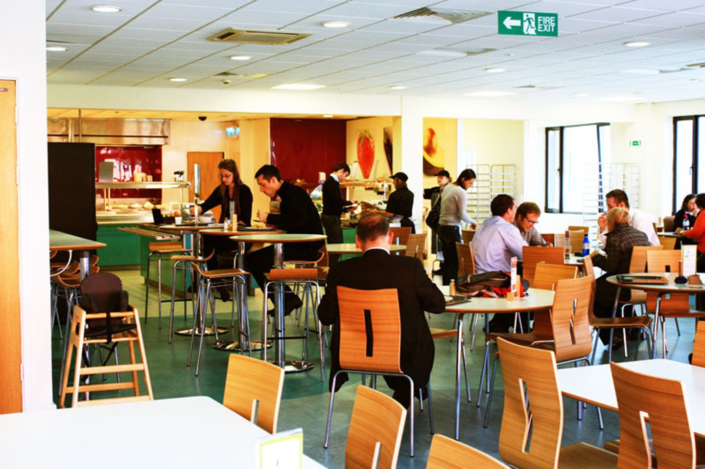 <p>cafeteria - /ˌkæfəˈtɪəriə/ [c]</p>