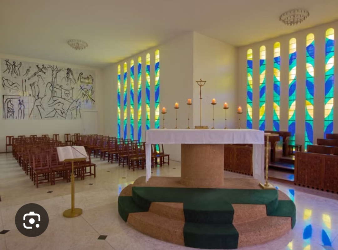 <p>De la Chappelle du Rosaire de Vence, ou Chappelle Matisse, imaginée et réalisée par celui-ci.</p><p class="has-focus">À l’intérieur figurent de sublimes vitraux dont celui-ci (“Nuit de Noël”, 1952-1958), reflétant sa période de découpage.</p>