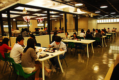 <p>ресторан, їдальня</p><p>저는 식당에서 밥을 먹어요. = I eat at a restaurant.</p><p>이 식당은 정말 맛있어요. = This restaurant is really delicious.</p>