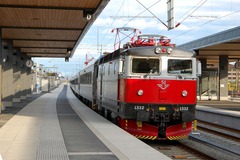 <p>（huǒ chē） train</p>
