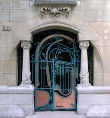 <p>Paris, 1897, Art Noveau, private residence by Hector Guimard</p><p>posts at entrance drew on nature, abstracted natural patterns (vines, leaves, buds) dynamically (coiling)</p><p>different materials: metal, clay tile, mixing structural and decorative elements (i.e. metal tree post)</p>