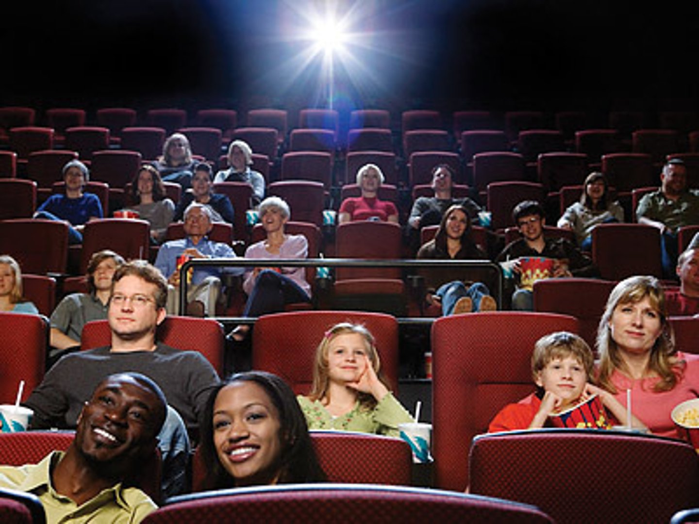 <p>Veo una película en el cine.</p>