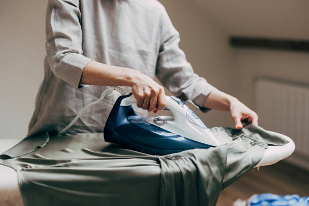 <p>- To press or smooth clothes, linens, or fabrics using a heated metal appliance, typically removing wrinkles and creases. </p><p>[ˈʌɪən]</p>