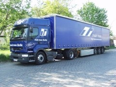 <p>a large road vehicle for carrying heavy goods</p>