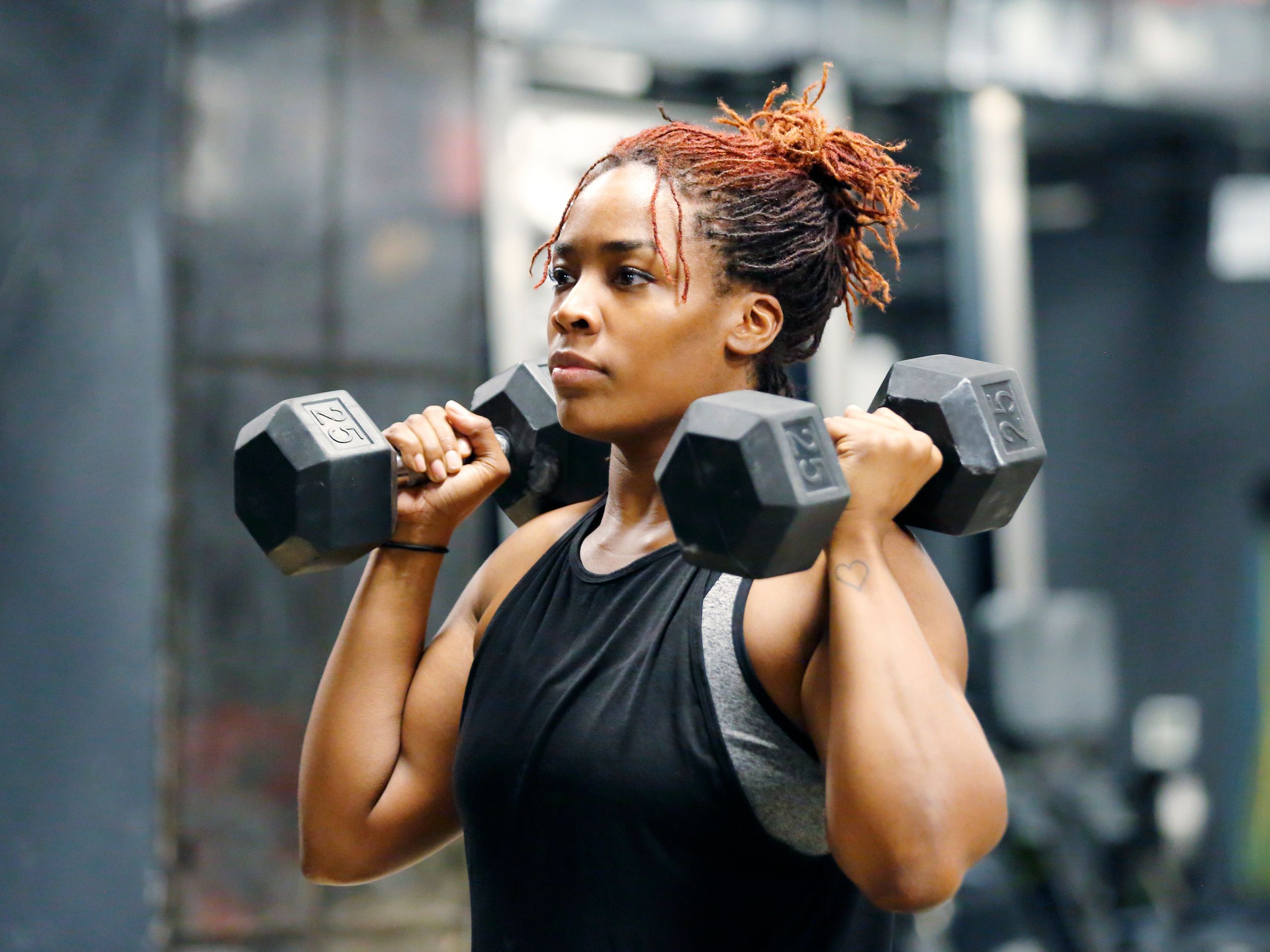 <p>weightlifting (n)</p>