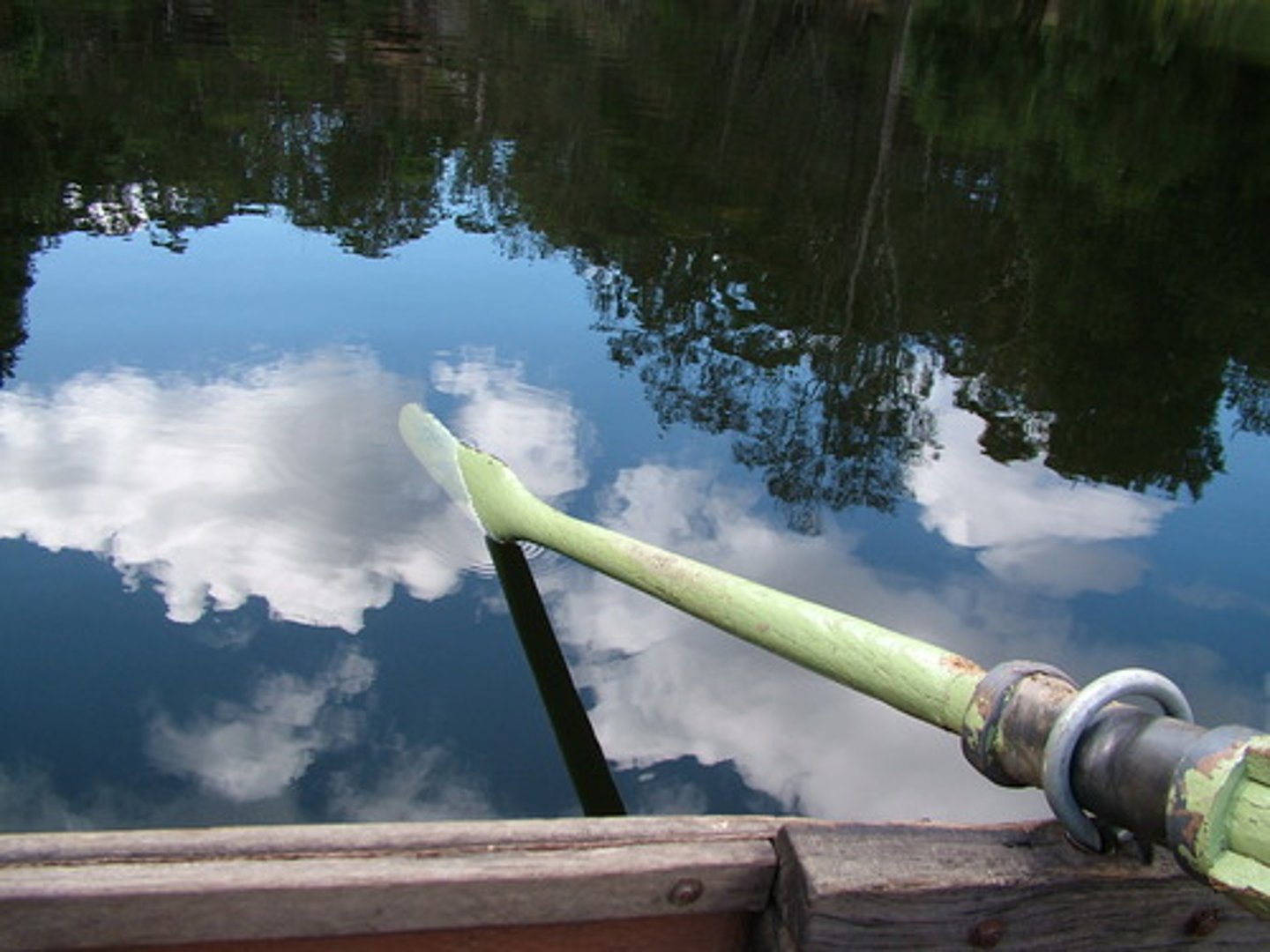 <p>un aviron, une rame (longue pièce élargie à une extrémité dont on se sert pour faire avancer une embarcation)</p>