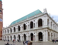 <p>I. réinterprétation innovante de l'architecture antique</p><p>- ne copie pas simplement l'Antiquité: création de "serlienne" (ou baie palladienne) = une grande arcade centrale encadrée de deux ouvertures rectangulaires</p><p> Ce motif se répète sur toute la façade, créant un rythme harmonieux et lisible</p><p>==> Cette invention devient un modèle fondamental de l'architecture classique en Europe (et même plus tard aux États-Unis).</p><p>- caractère beaucoup plus épuré de l'architecture et une référence plus précise encore aux ordres de l'Antiquité, traitement moins décoratif de la façade : façade beaucoup plus épurée et</p><p>archéologique avec cette idée que l'architecture se suffit à elle-même et n'a pas besoin de décor.</p><p>--> au contraire de : Sansovino, La bibliothèque de San Marco à Venise (1536) --> bcp plus décoratif </p><p>II. transformation d'un bâtiment médiéval en chef-d'œuvre Renaissance</p><p>- La basilique n'est pas construite ex nihilo : Palladio intervient sur un ancien palais gothique.</p><p> - enveloppe la structure existante avec une nouvelle façade classique</p><p>- unifier un bâtiment irrégulier grâce à un système proportionné et cohérent --> noatment grâce au motif de la serlienne : permtd d'ajuster les espaces colonnes/baies --> irrégulier mais donne impression que c'est ok</p><p>==> exemple parfait de la capacité de la Renaissance à réorganiser l'existant selon des principes rationnels et mathématiques. --> aussi libéralisation de l'architecture, vc un architecte et pas juste maitre d'oeuvre.</p>