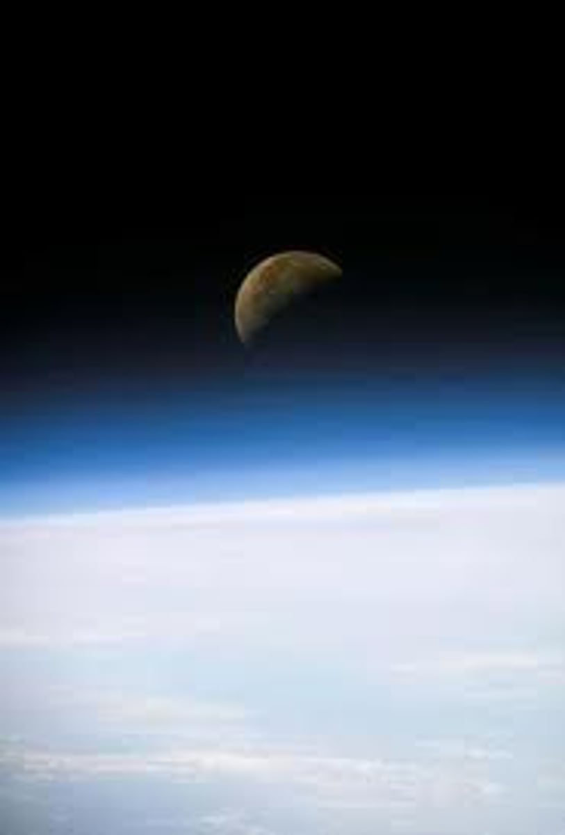 <p>TRANSLATION: атмосфера</p><p>DEFINITION: the layer of gases that surrounds a planet like Earth</p><p>EXAMPLE: Scientists have discovered that Venus has a much thicker ........................ than our planet. Учёные обнаружили, что у Венеры гораздо более плотная АТМОСФЕРА, чем у нашей планеты.</p>