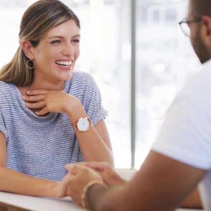<p>Quel adjectif décrit un éloge excessif, enthousiaste, souvent au point de paraître exagéré ou peu crédible ?</p>
