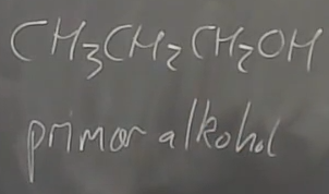 <p>hvad sker der ved oxidation af en primær alkohol med et kraftigt reagens? brug eksemplet</p>