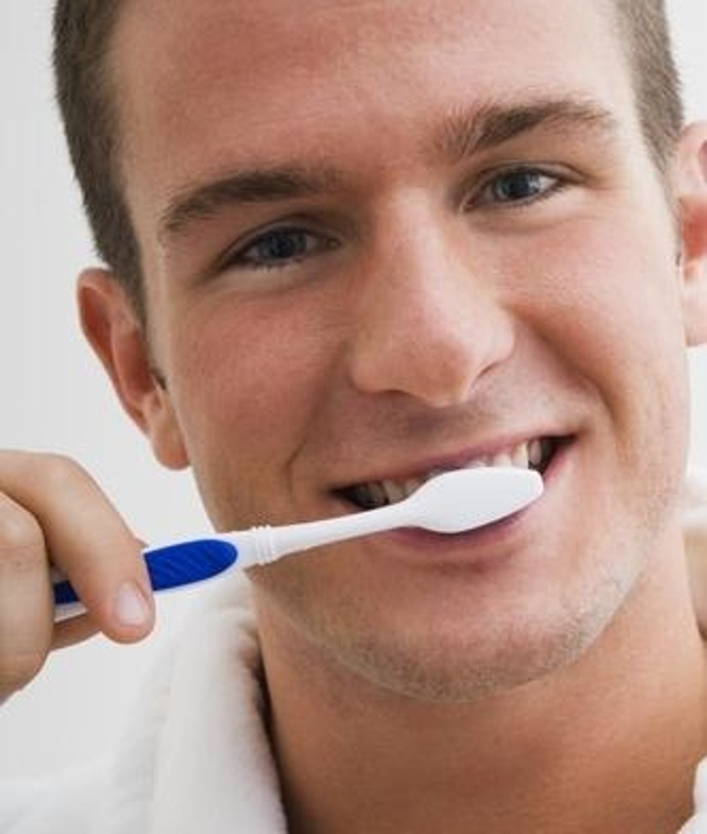 <p>to brush one's teeth/hair</p><p>2 multiple choice options</p>